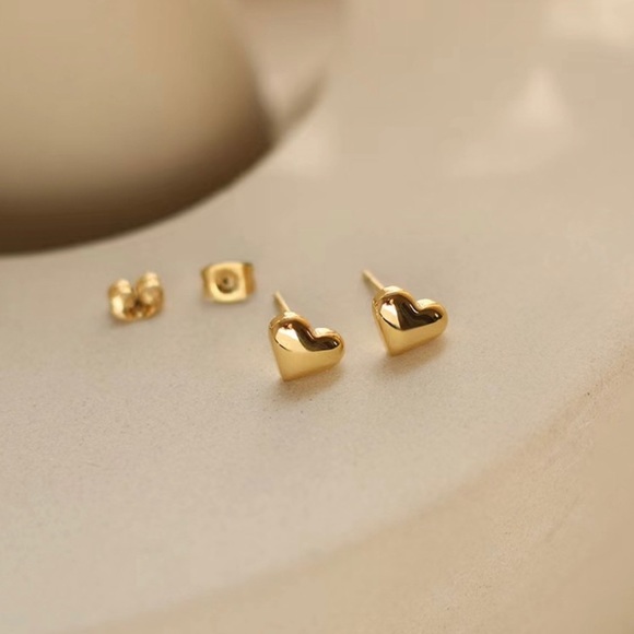 NWT Valentines Day Love Titanium Gold Plated Heart Stud Earrings - Picture 3 of 4